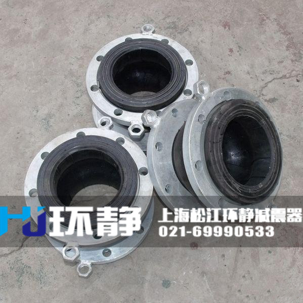 北京市朝陽區(qū)<a href=http://m.fxeet.com/products/xiangjiaojietou/function/180.html target=_blank class=infotextkey>耐油<a href=http://m.fxeet.com target=_blank class=infotextkey>橡膠接頭</a></a>的實(shí)際安裝圖 /></p>要的外事活動(dòng)區(qū)。<br />北京市朝陽區(qū)橡膠接頭是一種高彈性、高氣密性，耐介質(zhì)性和耐氣候性的管道接頭。 橡膠接頭采用多層次球體結(jié)構(gòu)，吸振能力強(qiáng)，減振降噪效果好；能承受較高的工作壓力，抗爆力大，彈性足；對壓縮、拉伸、扭轉(zhuǎn)變形能較好的起到位移補(bǔ)償作用。
北京市朝陽區(qū)橡膠接頭的分類方式
1、北京市朝陽區(qū)橡膠接頭按連接方式分松套法蘭式、固定法蘭式和螺紋式3種。
2、北京市朝陽區(qū)橡膠接頭按結(jié)構(gòu)可分為單球體、雙球體、異徑體、彎球體及風(fēng)壓盤管等5種。
北京市朝陽區(qū)橡膠接頭由內(nèi)外層膠、簾布層和鋼絲圈組成管狀橡膠件，經(jīng)硫化成型后再與金屬法蘭或平行接頭松套組合而成。橡膠接頭可降低振動(dòng)及噪聲，并可對因溫度變化引起的熱脹冷縮起補(bǔ)償作用，廣泛應(yīng)用于各種管道系統(tǒng)。
北京市朝陽區(qū)橡膠接頭在利用橡膠的基礎(chǔ)上，其特性與橡膠接頭一樣具有彈性、高氣密性、耐介質(zhì)性、耐候性和耐輻射性等有點(diǎn)，采用高強(qiáng)度、冷熱穩(wěn)定性強(qiáng)的聚酯簾子布斜交與之復(fù)合后，經(jīng)過高壓、高溫模具硫化而成。管道必須有固定支撐或固定托架，固定托架的力必須大于軸向力。垂直安裝和架空安裝時(shí)產(chǎn)品兩端需安裝相應(yīng)的固定支架和受力支架，以防止工作受壓后拉脫。
橡膠接頭主體采用極性橡膠，能較好地耐熱、耐油、耐腐、耐酸、耐老化。橡膠接頭廣泛應(yīng)用于各類建筑、廠礦、化工、石油等行業(yè)的水暖通風(fēng)管道，給水排水和循環(huán)水管道、冷凍管道、防腐管道、消防、壓縮機(jī)管道。以及實(shí)驗(yàn)室、研究所、船舶、艦艇等設(shè)施上，用來防護(hù)和治理系統(tǒng)管道工程隔振降噪，位移補(bǔ)償。
環(huán)靜<a href=http://www.jianzhenqi.xin target=_blank class=infotextkey>減震器</a>管道設(shè)備有限公司專業(yè)生產(chǎn)橡膠接頭，有著豐富的經(jīng)驗(yàn)，優(yōu)良的設(shè)備，歡迎您的選購。環(huán)靜管道作為專業(yè)的<a href=http://m.fxeet.com target=_blank class=infotextkey>橡膠接頭廠家</a>，生產(chǎn)和供應(yīng)橡膠接頭型號(hào)有三十多種，并且橡膠接頭規(guī)格齊全，從而能夠?yàn)槎喾N管道口徑的安裝環(huán)境做配套。歡迎大家來電咨詢和選購，聯(lián)系電話021-69990533.<h3>零部件材料</h3>
<table cellspacing=